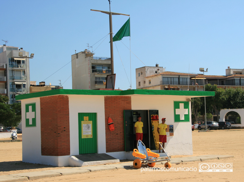 Caseta de socors de Proactiva a la platja Gran de Palamós.