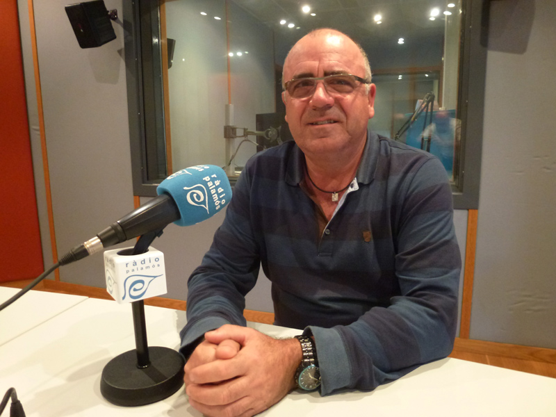 Francesc Benaiges, durant l'espai de Ràdio Palamós 'L'Entrevista'.