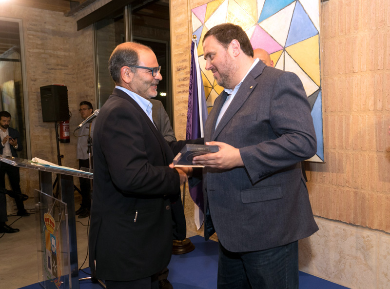 El vicepresident de la Generalitat, Oriol Junqueras, entregant el guardó a Miquel Martí.