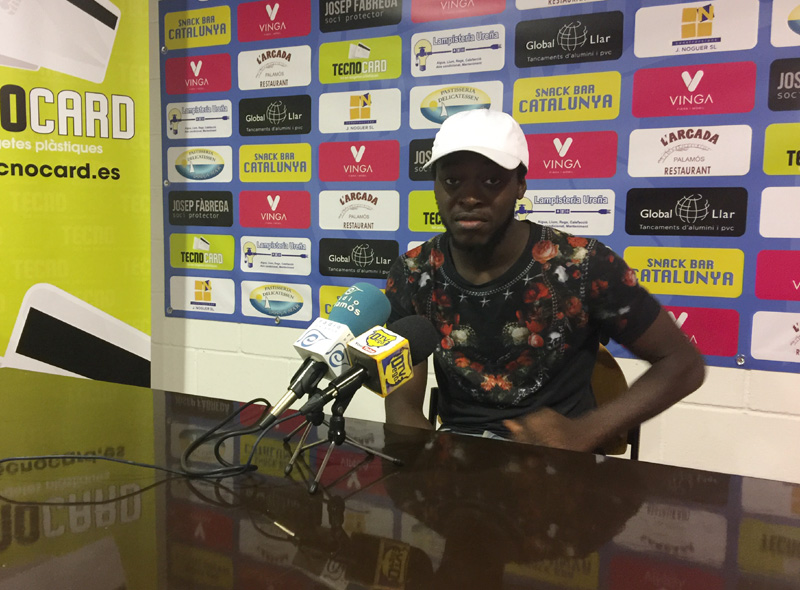 El jugador del Palamós CF, Agi, després del partit d'ahir. (Foto: Ramon Ribas).