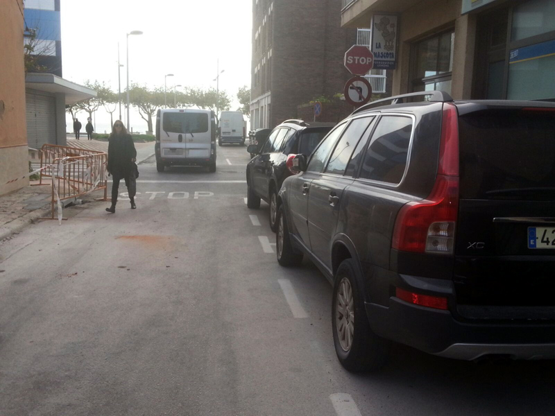 Els treballs van generar pols, pedres i residus que van impactar en els cotxes. (Foto: Ángel Estrada).