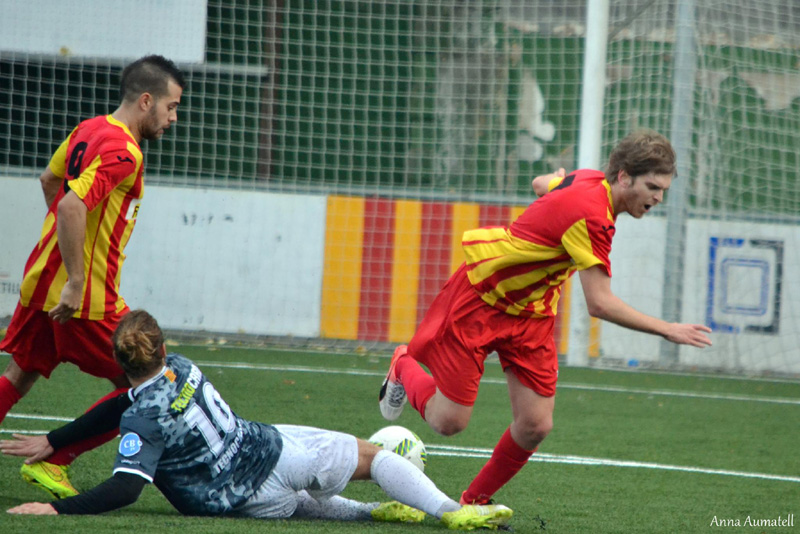 El jugador del Palamós CF, Marc Serramitja, intenta tallar una jugada des del terra ahir a Manlleu. (Foto: AEC Manlleu).