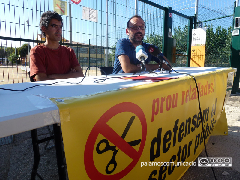 Joan Bohigas i Benet Salellas en l'acte en favor de l'escola pública, davant el Vila-romà.