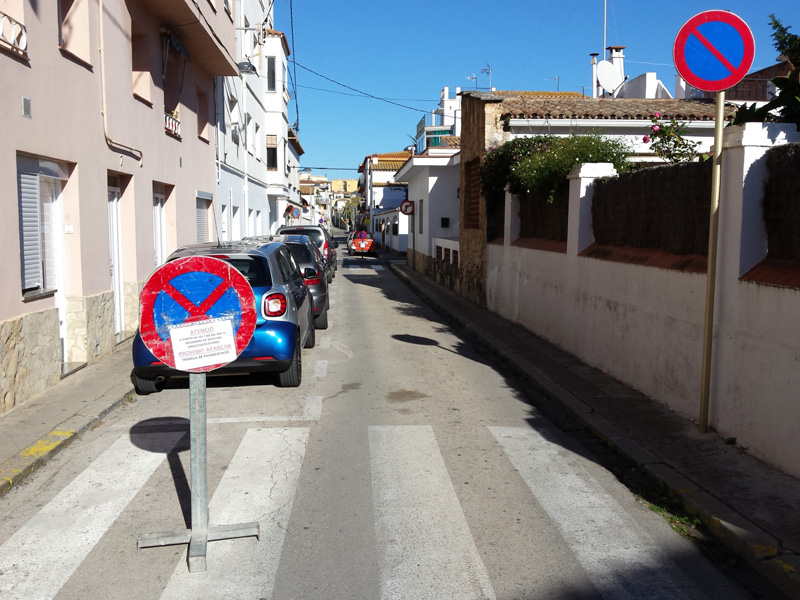 Tram del carrer Foment senyalitzat on avui començaran les obres. (Foto: Ajuntament de Palamós).