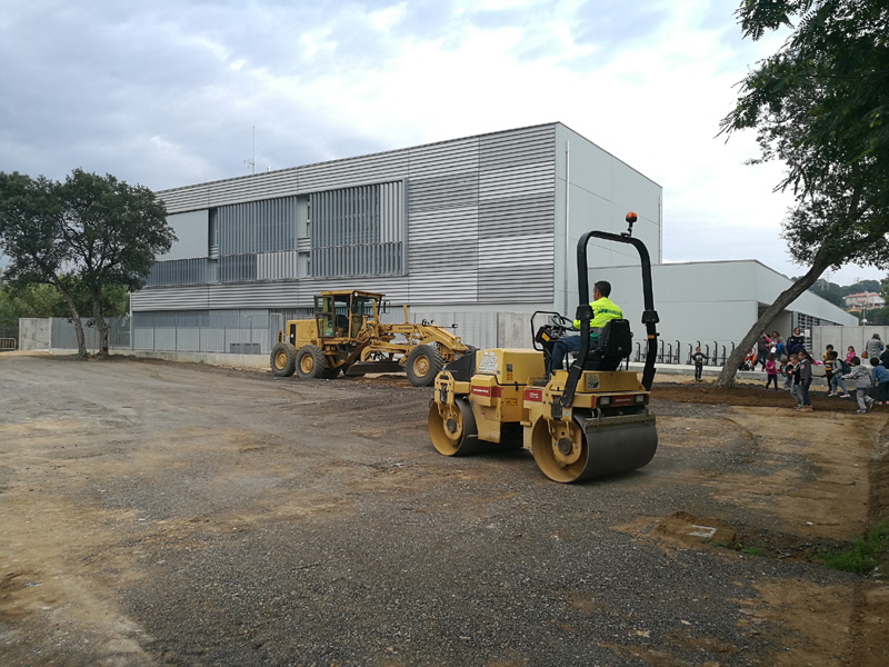 Treballs d'asfaltatge del futur Parc d'Educació Viària al costa de l'escola La Sínia. (Foto: Ajuntament de Calonge).