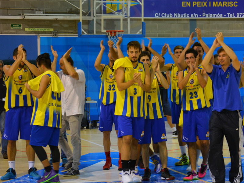 Jugadors i tècnic del Multiserveis-CE Palamós agraïnt el suport de l'afició. (Foto: Xavier Saguer).