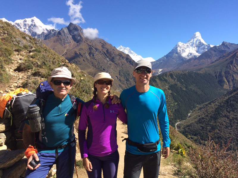 Jesús Correa, Violeta León i Lluís Martí al Machermo, a 4.500 metres, amb l'Ama Dablam de fons. (Foto: Club Alpí Palamós).