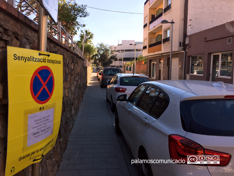 Senyalització al carrer de l'Hospital informant que demà s'hi farà una neteja intensiva.