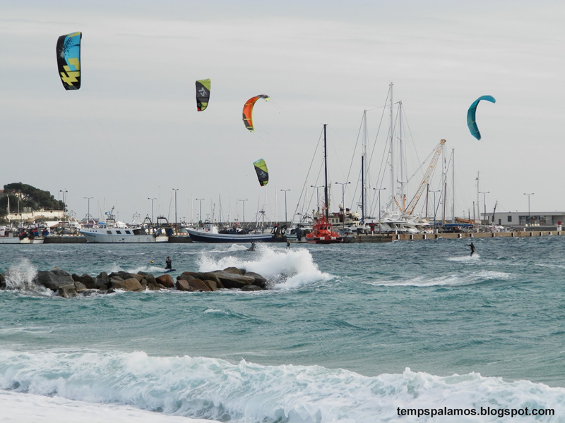 Garbinada d'ahir diumenge a la badia de Palamós, amb practicants de kite-surf. (Foto: Jordi Fernández. tempspalamos.blogspot.com).