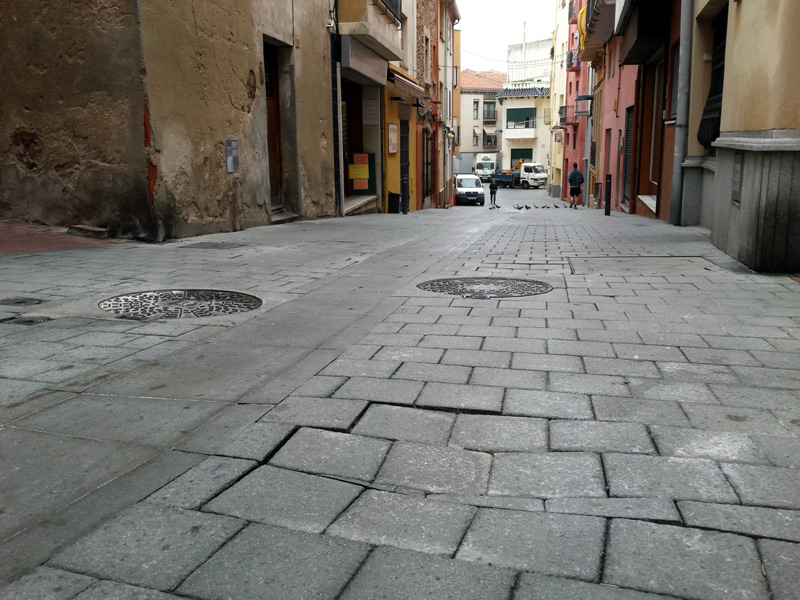 Els panots s'han deteriorat pel pas dels vehicles. (Foto: Ajuntament de Palamós).