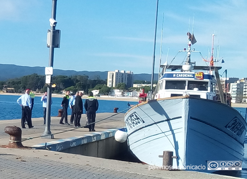 El pesquer 'Miquel Cardenal', aquest migdia després d'arribar a port amb el cadàver a bord.