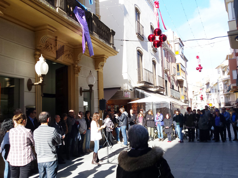 Lectura del manifest contra la violència de gènere, aquest migdia davant la Casa de la Vila. (Foto: Ajuntament de Palamós).