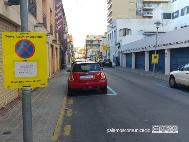 Senyalització al carrer de López Puigcerver informant que demà s'hi farà una neteja intensiva.