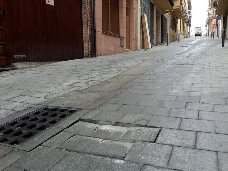 Panot deteriorat al carrer de Molins. (Foto: Ajuntament de Palamós).