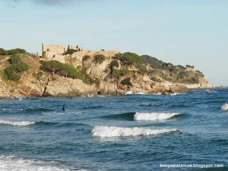 Onades, diumenge a La Fosca. (Foto: Jordi Fernández tempspalamos.blogspot.com).