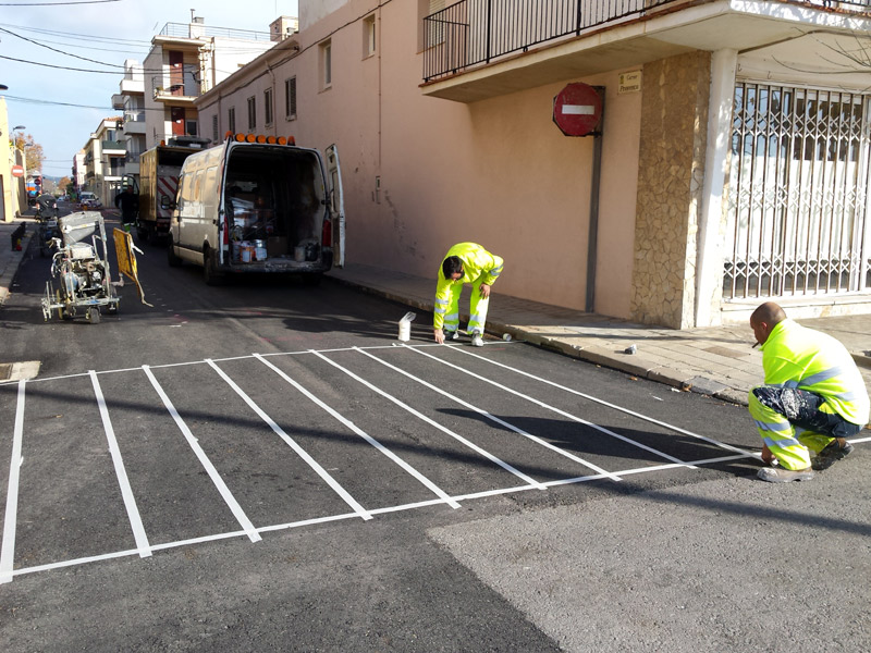 Treballs de pintat de senyalització viària al carrer de Provença, un cop acabat l'asfaltatge. (Foto: Ajuntament de Palamós).