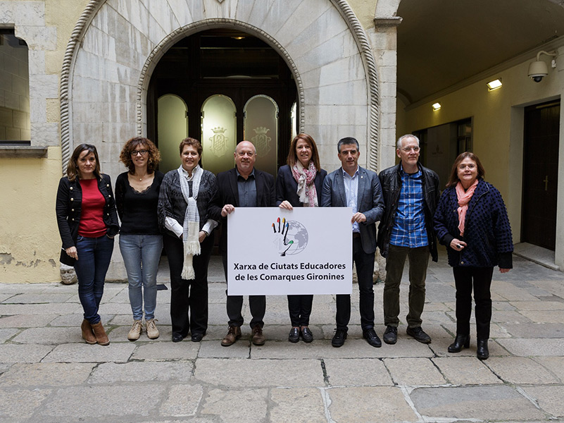 Palamós signa el compromís per a la creació de la Xarxa de Ciutats Educadores de les Comarques Gironines.