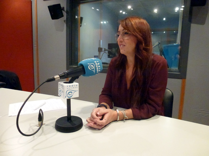 La regidora del PSC, Glòria Prim, avui a l'espai 'Preguntes' de Ràdio Palamós.
