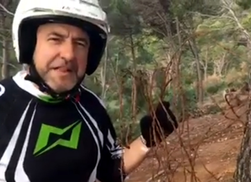 Xavier Jabato, mostrant els filferros.
