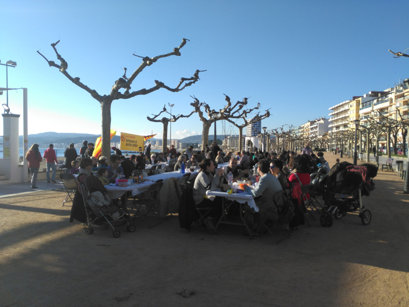 Imatge de l'EsCUPdellada popular, ahir al passeig del Mar. (Foto: CUP Palamós i Sant Joan).