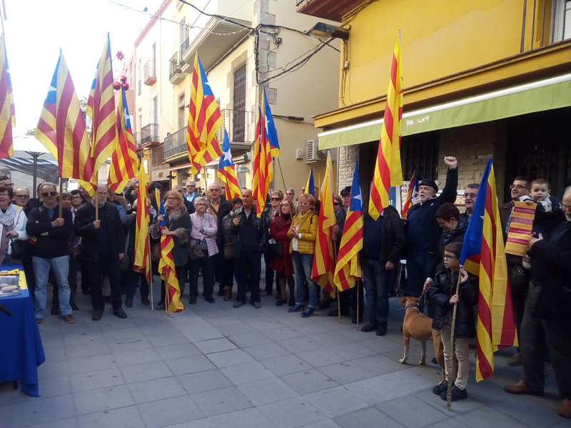 Un moment de la concentració que es va fer ahir davant l'Ajuntament de Palamós.