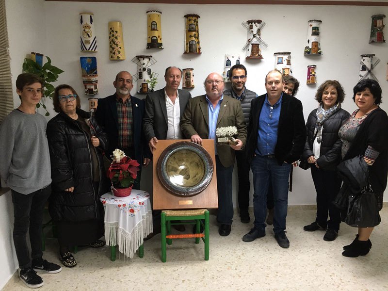 La delegació calongina a Otívar, amb les autoritats locals. (Foto: Ajuntament de Calonge).