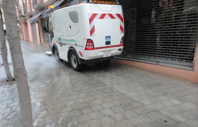 La campanya 'Fem dissabte' fa una neteja a fons dels espais públics de Palamós.