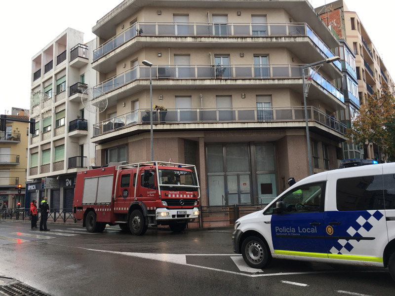 A l'esquerra de la imatge, al final del balcó, és el punt on va caure el vidre. (Foto: Josep Lois).