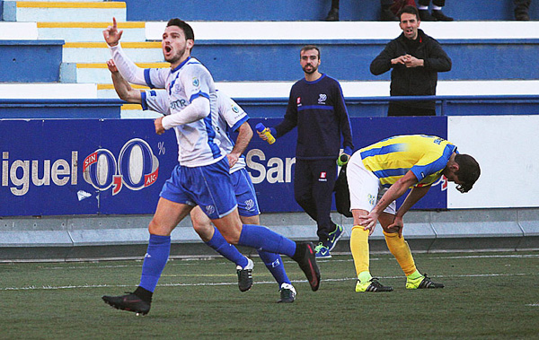 Civil celebra el gol que va donar els tres punts a l'Europa davant d'un jugador del Palamós abatut. (Foto: Àngel Garreta. ceeuropa.cat).