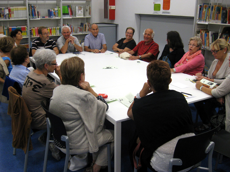Participants de la tertúlia literària a la biblioteca.