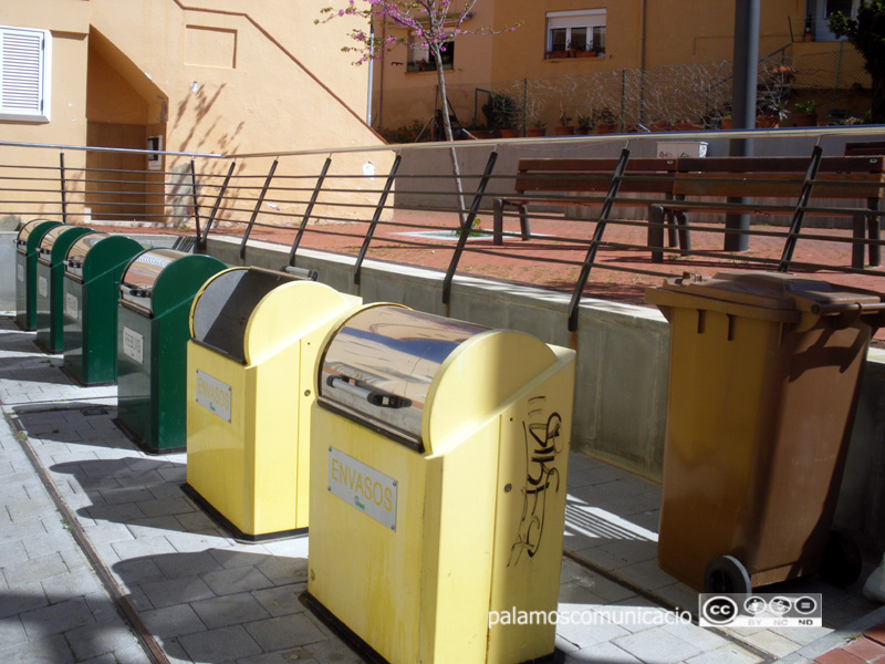 Contenidors d'envasos, de rebuig i d'orgànica, en un carrer de Palamós.