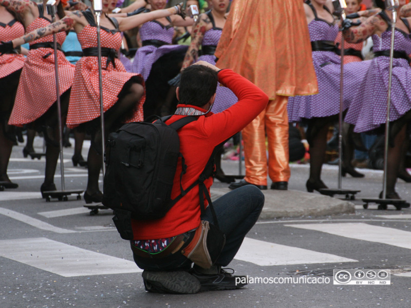 Un fotògraf, durant la Rua de Carnaval d'aquest any.