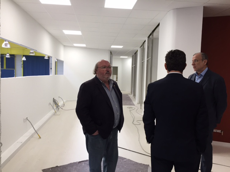 L'alcalde de Calonge, Jordi Soler, en una visita a l'espai del viver d'empreses. (Foto: Ajuntament de Calonge).