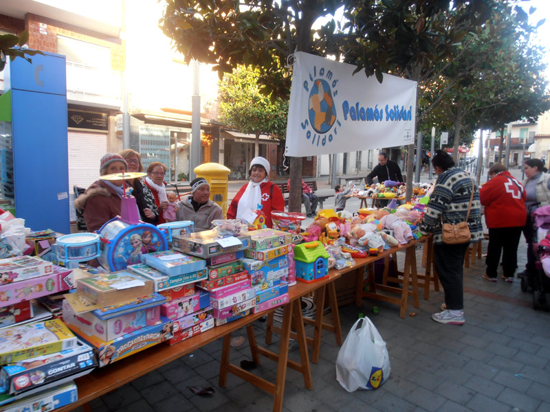 El Mercat de la Joguina Solidària, dissabte passat. (Foto: Creu Roja Palamós).