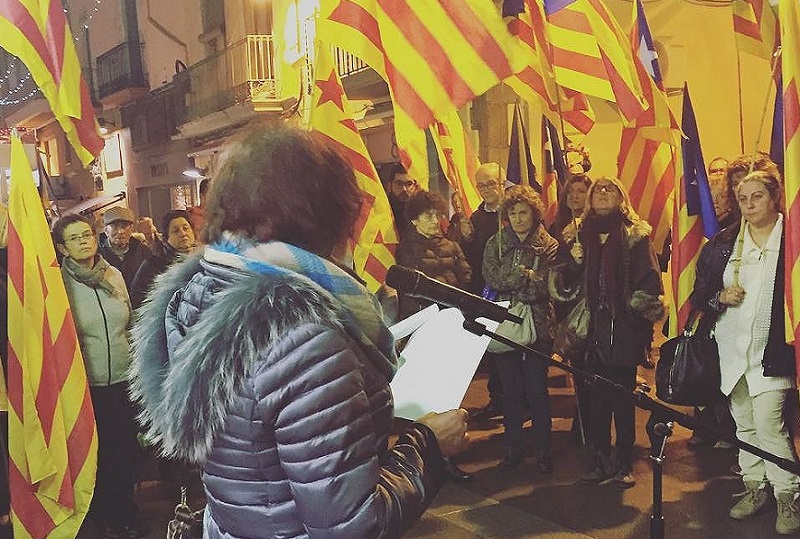 Durant la concentració es va llegir un manifest de suport a Carme Forcadell. (Foto: Twitter Maria Puig)