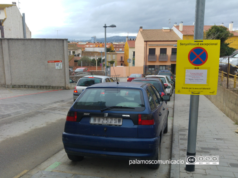 Senyalització al carrer de Gaspar Bosch informant que demà s'hi farà una neteja intensiva.