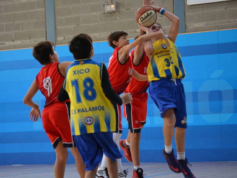 Us oferim el calendari dels partits de bàsquet base. En la imatge, el preinfantil masculí del CE Palamós. (Foto: Xavier Saguer).