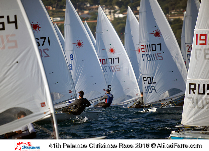 La classe Laser navegant ahir en flota. (Foto: Alfred Farré).