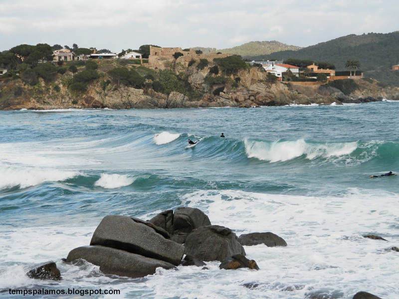 Onades, dissabte a La Fosca. (Foto: Jordi Fernández tempspalamos.blogspot.com).