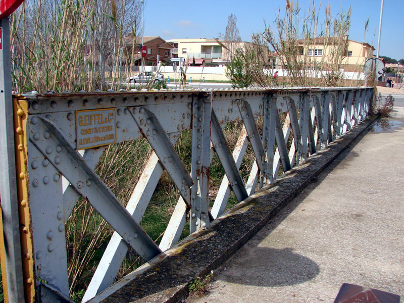 El pont, que té un gran valor històric, travessa la riera Aubi per connectar amb el Belitrà. (Foto: Tribuna del Berguedà).