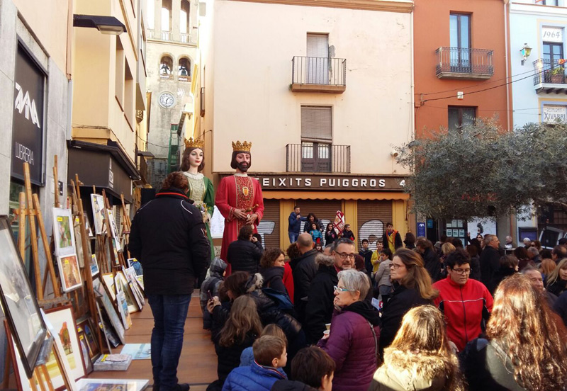 La plaça de La Vila, plena de gom a gom, ahir diumenge. (Foto: David Triñanes).