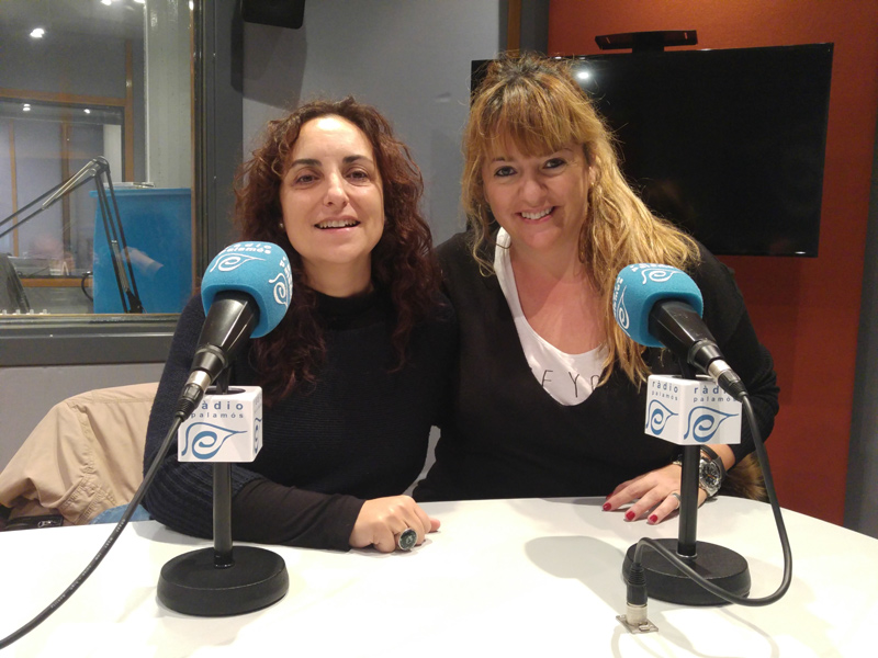 Maribel Garcia i Elsa Pérez, de Som Carnaval, als estudis de Ràdio Palamós.