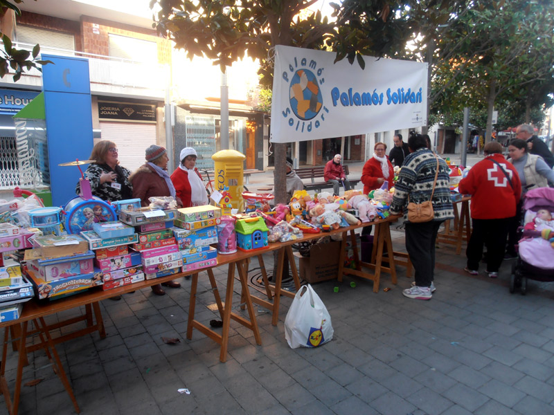 Una de les dues sessions del Mercat de la Joguina Solidària, a la plaça dels Arbres. (Foto: Creu Roja Palamós).