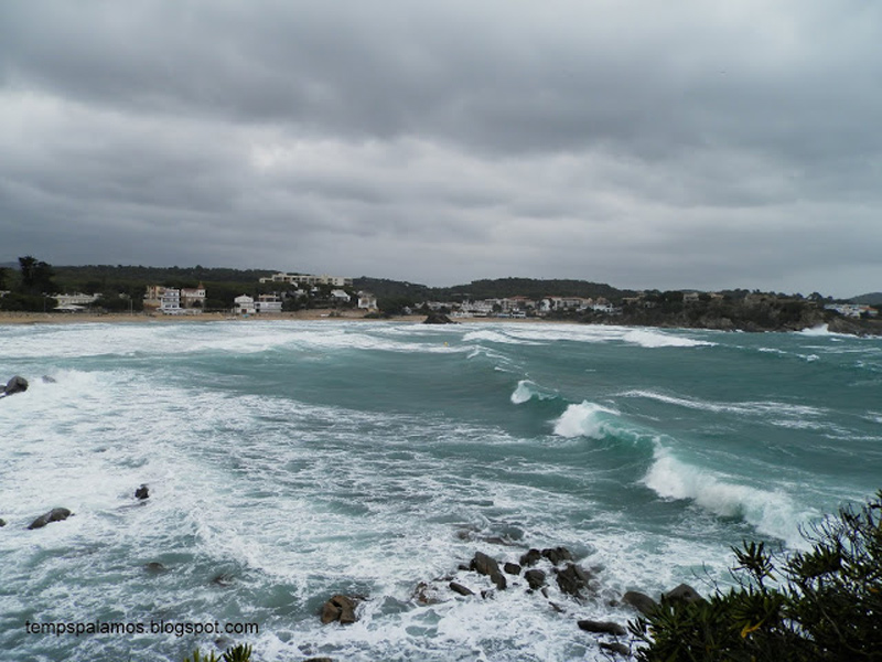 Imatge d'arxiu d'un temporal de llevant a La Fosca. (Foto: Jordi Fernàndez tempspalamos.blogspot.com).