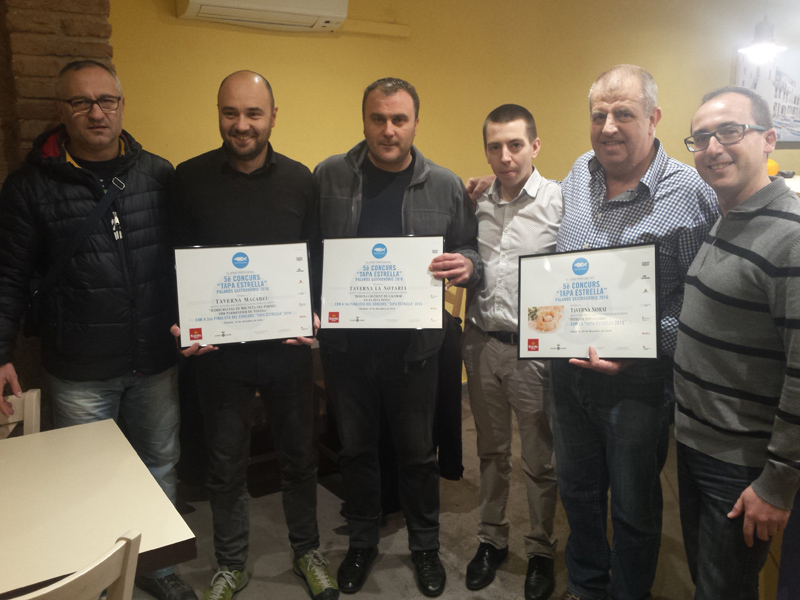 Entrega dels diplomes a les tavernes guanyadora i finalistes del concurs 'Tapa Estrella'. (Foto: Ajuntament de Palamós).