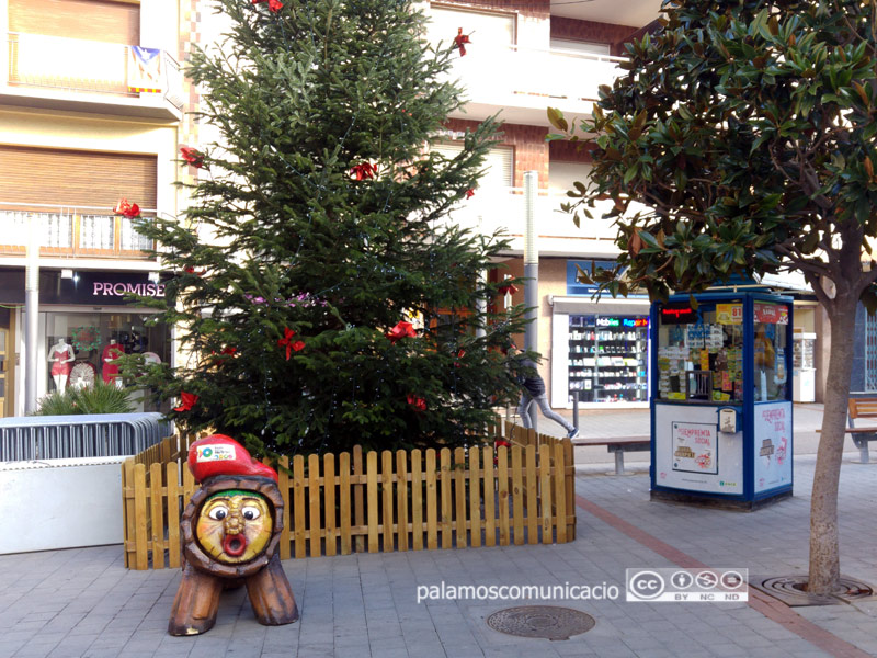 El tió ja està preparat a la plaça dels Arbres.