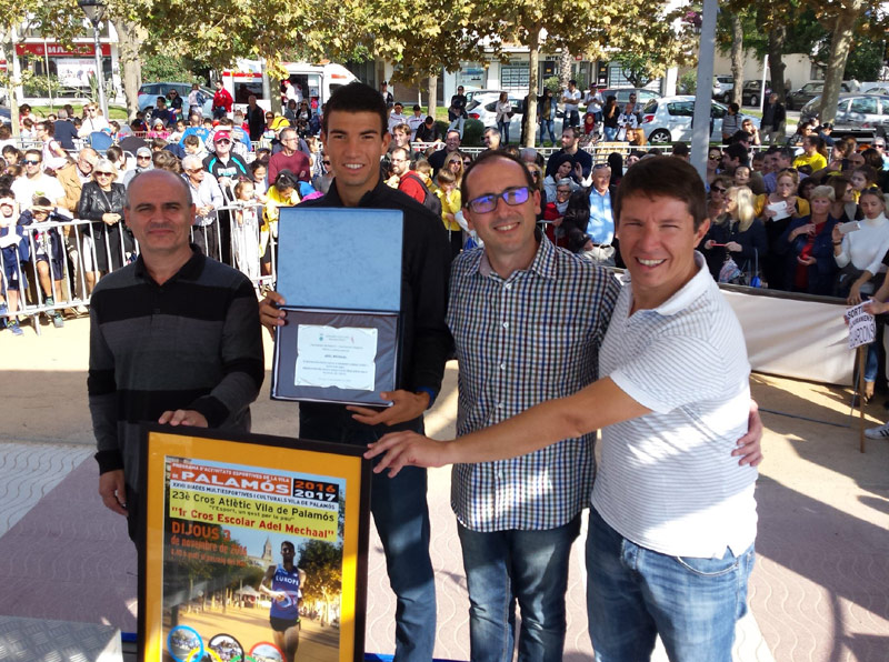 Adel Mechaal va ser homenatjat durant el Cros Escolar Vila de Palamós, que porta el seu nom.