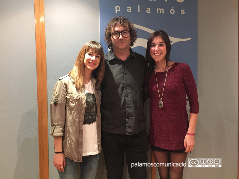 Elisabet Fernández i Elisabet Aguilar amb Carlos Ribas, realitzador del programa 'Fila Zero'.