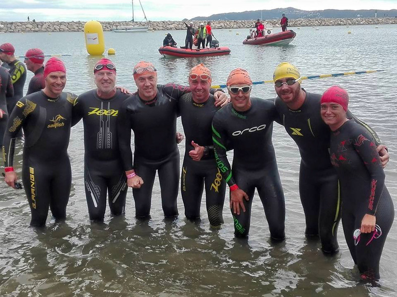 Membres del CN Palamós en la nedada per la Marató que es va fer a l'Estartit. (Foto: CN Palamós).