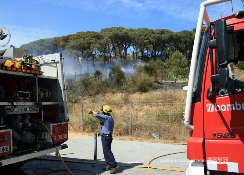 Actuació dels Bombers en un incendi forestal, en una imatge d'arxiu.